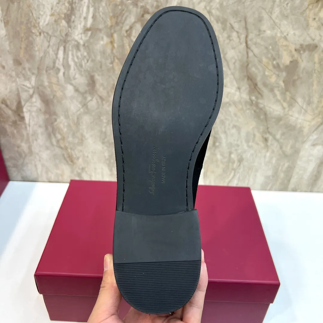 Original order quality P600 Brand: Ferragamo Standard size: Men's size 38/44 (45 can be customized) Grade: Same style as the official website High-quality men's shoes Material: Customized first-layer calfskin with water-dyed cowhide lining Cowhide tiptoe Original non-slip and wear-resistant rubber outsole Style category: Men's formal business leather shoes are young and fashionable European and American trends British style Casual matching Comfortable feet Color: Actual picture